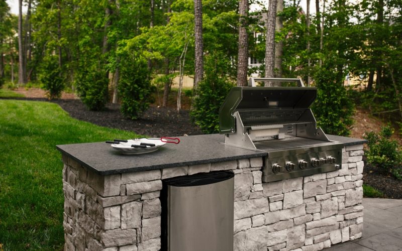Modern,Stainless,Steel,Grill,Built,Into,A,Stone,Countertop,With